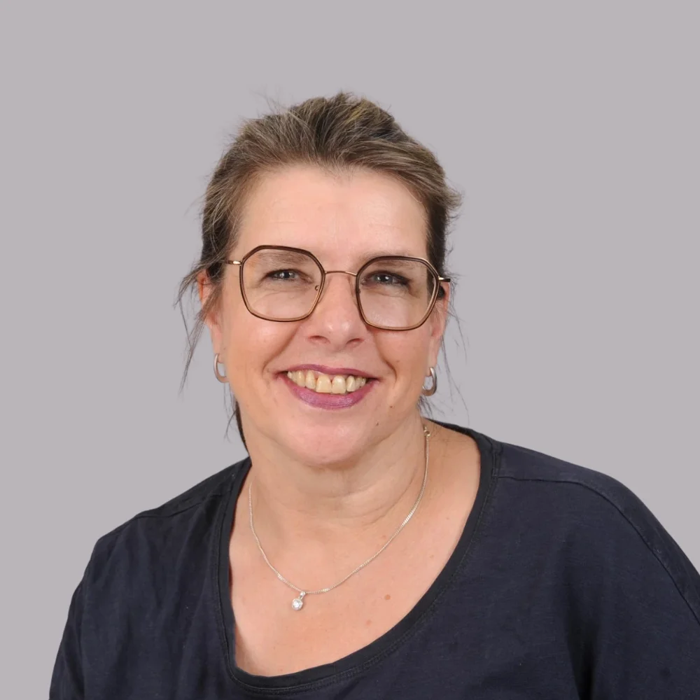 Portrait von Brigitte Obermeyer, Beratung und Verkauf für Uhren und Schmuck bei Uhren Optik Stein in Hofheim in Unterfranken