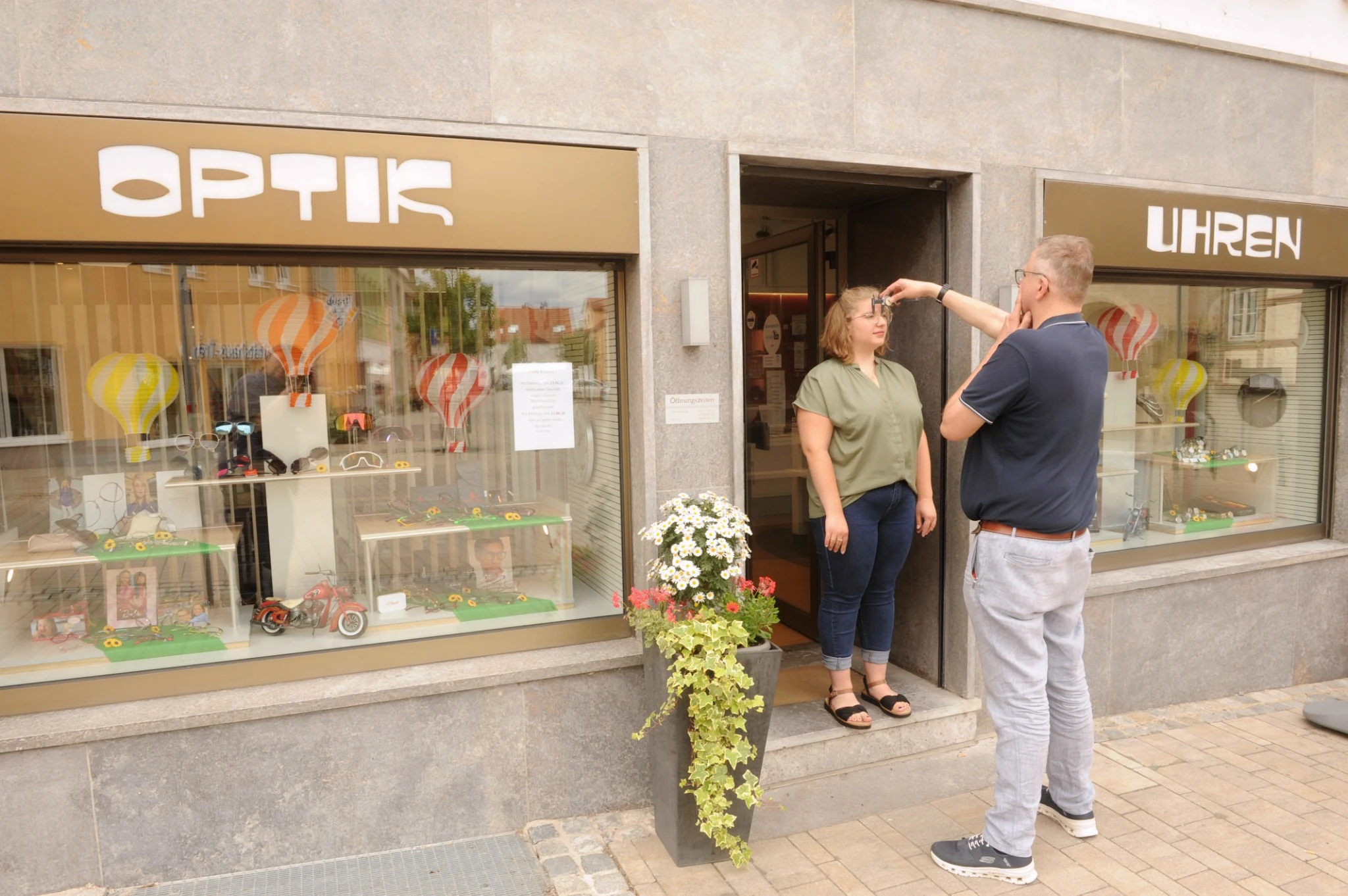 Brillenvermessung vor dem Fachgeschäft Uhren Optik Stein in Hofheim in Unterfranken