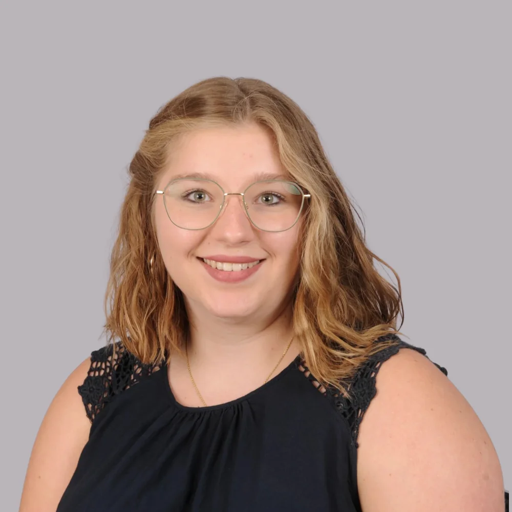 Emely Schuler, Augenoptikergesellin bei Uhren Optik Stein in Hofheim in Unterfranken